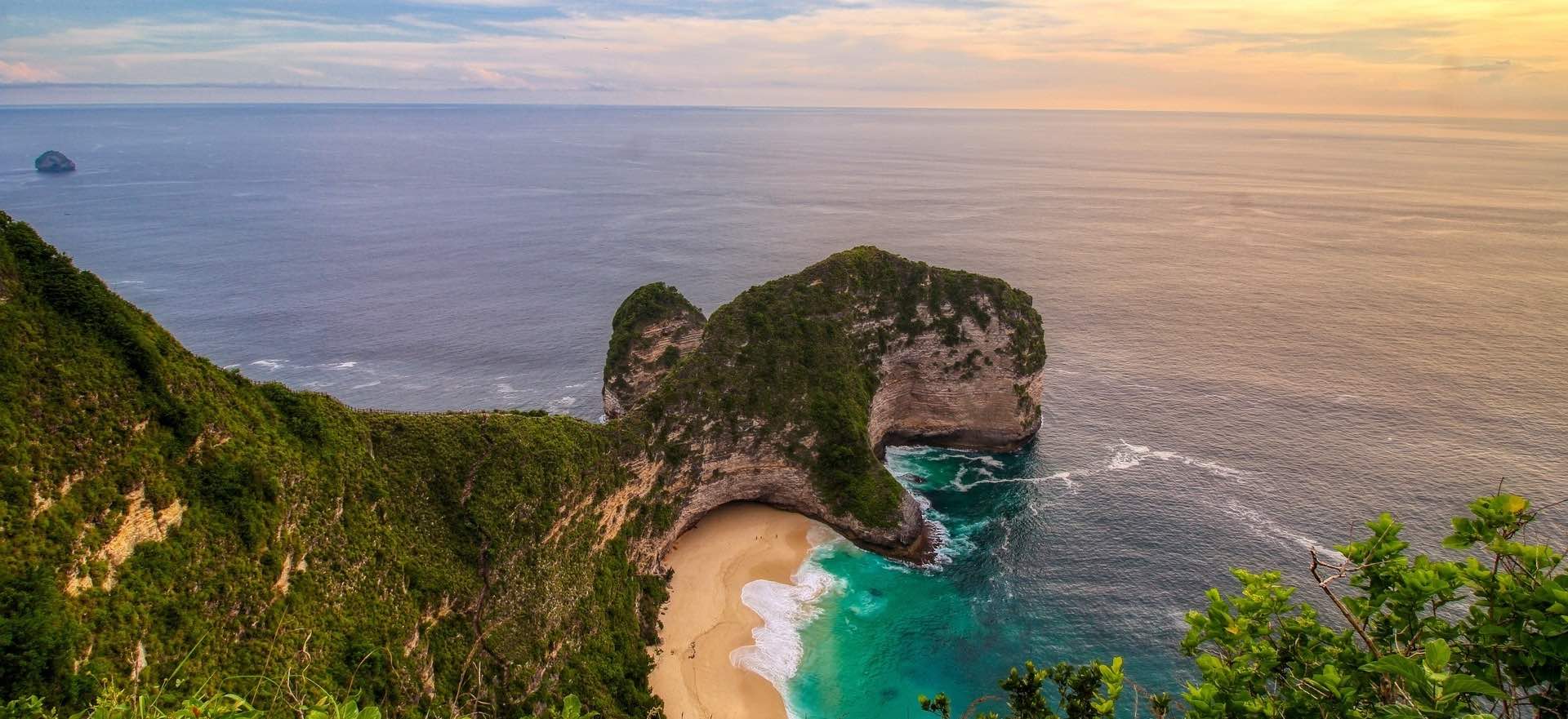 Kelingking Beach with its iconic T-Rex shaped cliffside